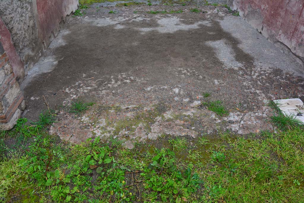IX.5.11 Pompeii. March 2017. Room l (L), looking north across floor of tablinum from peristyle garden.
Foto Christian Beck, ERC Grant 681269 DÉCOR.