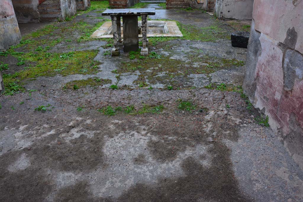 IX.5.11 Pompeii. March 2017. Room l (L), looking north across floor towards atrium b. 
Foto Christian Beck, ERC Grant 681269 DÉCOR.