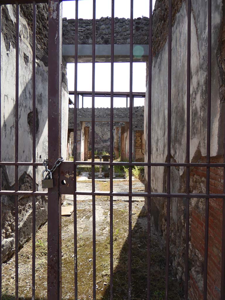 IX.5.11 Pompeii. September 2015. Looking south through entrance doorway on Via di Nola.
Foto Annette Haug, ERC Grant 681269 DÉCOR