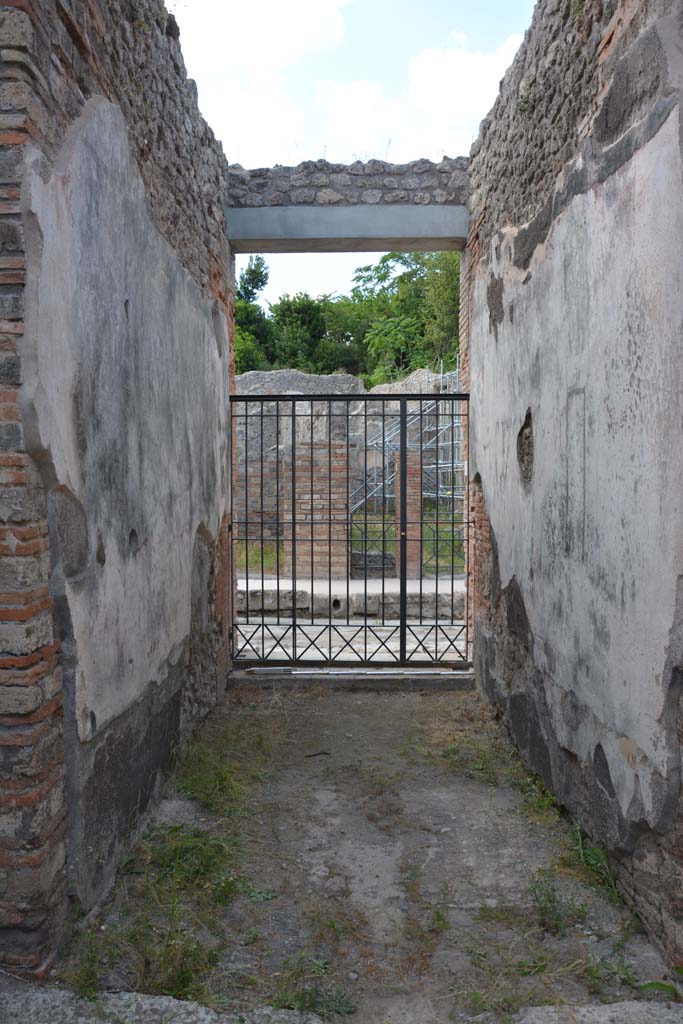 IX.5.11 Pompeii. May 2017. Room a, looking north towards entrance doorway.
Foto Christian Beck, ERC Grant 681269 DÉCOR.