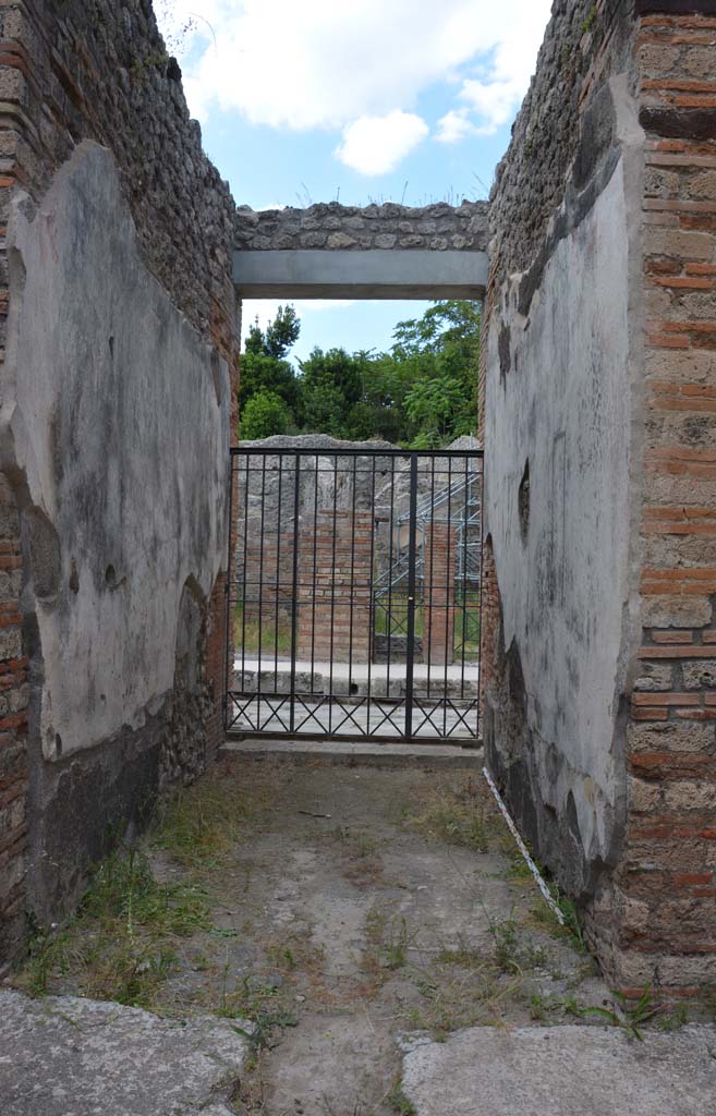 IX.5.11 Pompeii. May 2017. Room a, detail, looking north along entrance corridor.
Foto Christian Beck, ERC Grant 681269 DÉCOR.