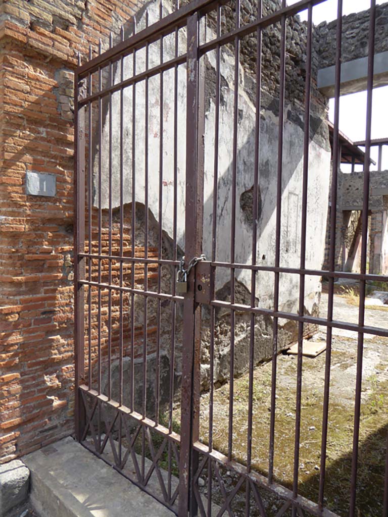 IX.5.11 Pompeii. September 2015. Looking towards east wall of entrance corridor from doorway.
Foto Annette Haug, ERC Grant 681269 DÉCOR