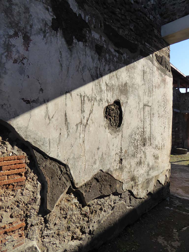IX.5.11 Pompeii. January 2017. Room a, looking south along east wall of entrance corridor.
Foto Annette Haug, ERC Grant 681269 DÉCOR