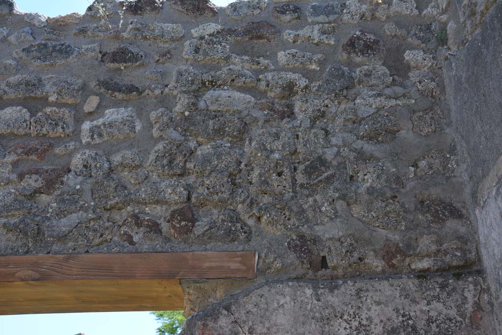 IX.5.14 Pompeii. May 2017. Room “L”, upper south wall in south-west corner.
Foto Christian Beck, ERC Grant 681269 DÉCOR.