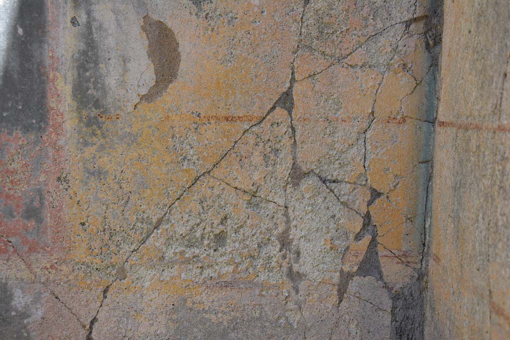 IX.5.14 Pompeii. May 2017. Room “L”, yellow side panel at south end of east wall with faint outline of a painted medallion.
Foto Christian Beck, ERC Grant 681269 DÉCOR.