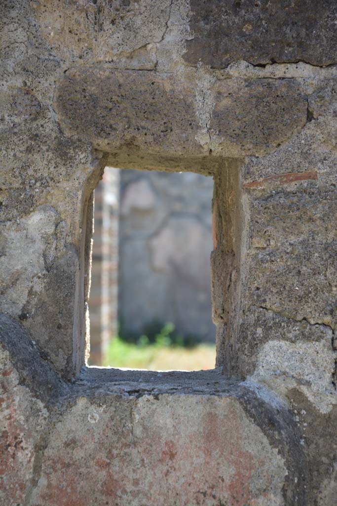 IX.5.14 Pompeii. May 2017. Room “L”, small opening in south wall in south-east corner.
Foto Christian Beck, ERC Grant 681269 DÉCOR.