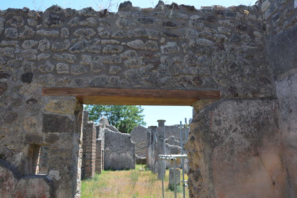 IX.5.14 Pompeii. May 2017. Room “L”, upper south wall above doorway to peristyle “k”.
Foto Christian Beck, ERC Grant 681269 DÉCOR.