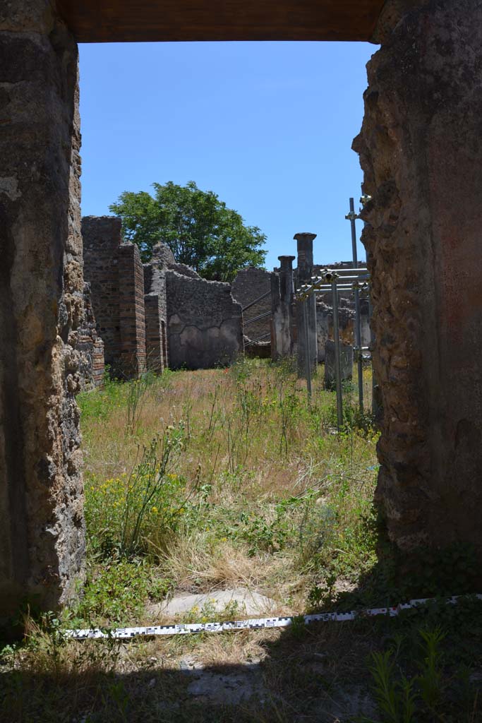 IX.5.14 Pompeii. May 2017. Room “L”, south wall with doorway to peristyle “k”.
Foto Christian Beck, ERC Grant 681269 DÉCOR.