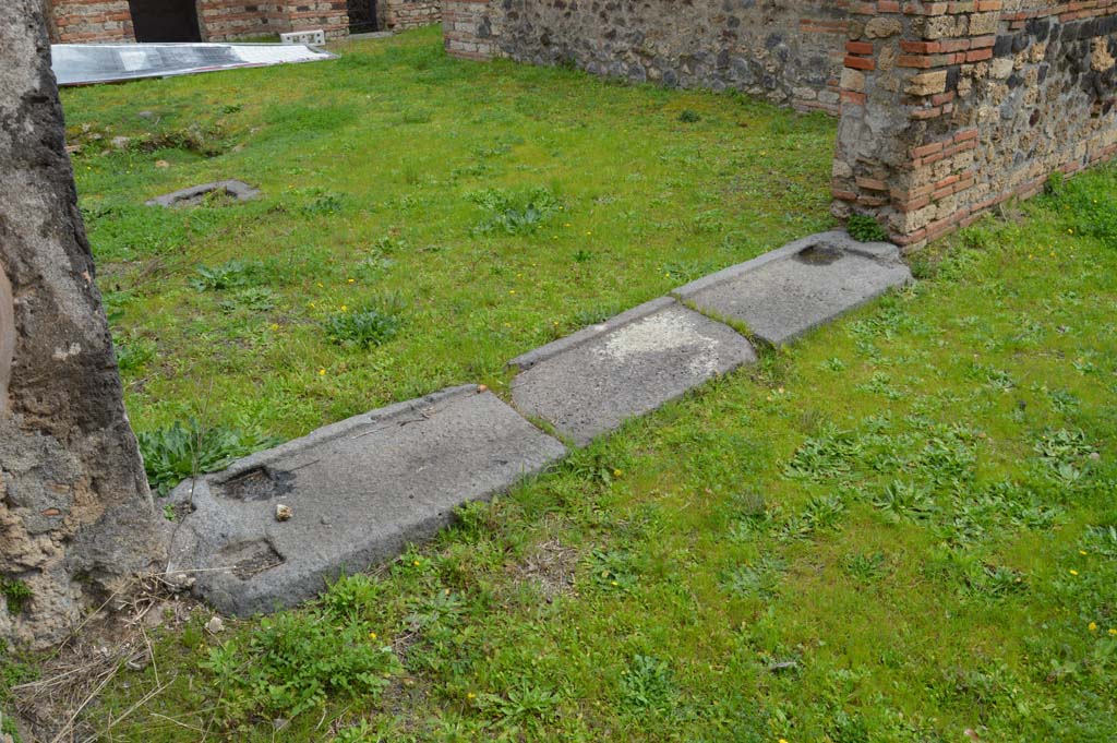IX.5.14 Pompeii. March 2018. Looking east across threshold from portico “k”, into atrium, from outside doorway to room “L”.
Foto Taylor Lauritsen, ERC Grant 681269 DÉCOR.