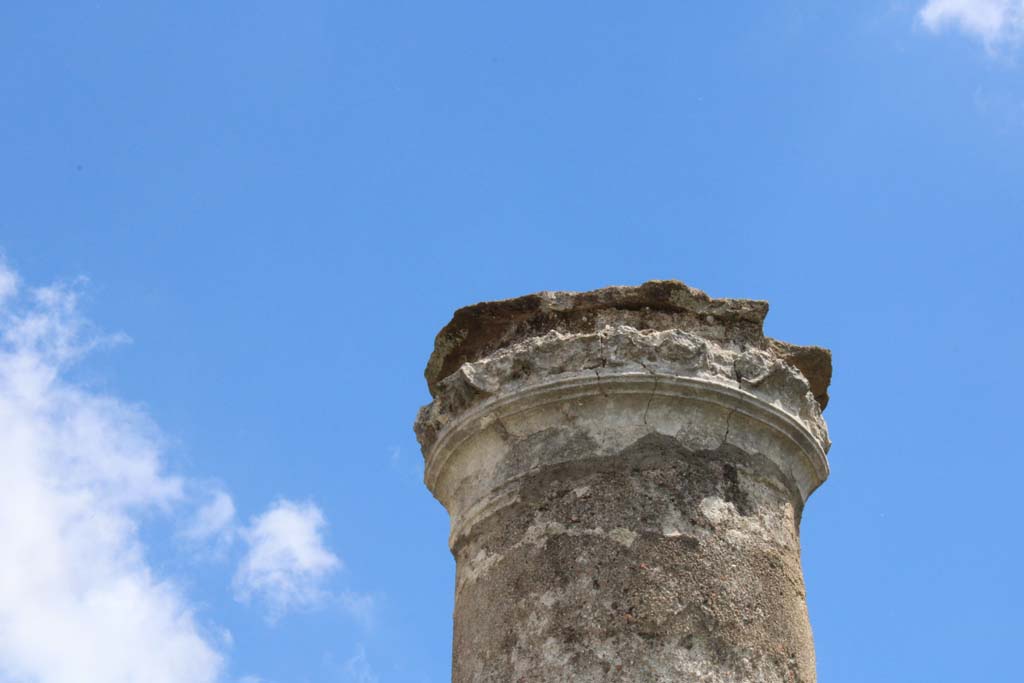 IX.5.14 Pompeii. May 2019. Room “k”, detail from top of column in peristyle. 
Foto Christian Beck, ERC Grant 681269 DÉCOR.