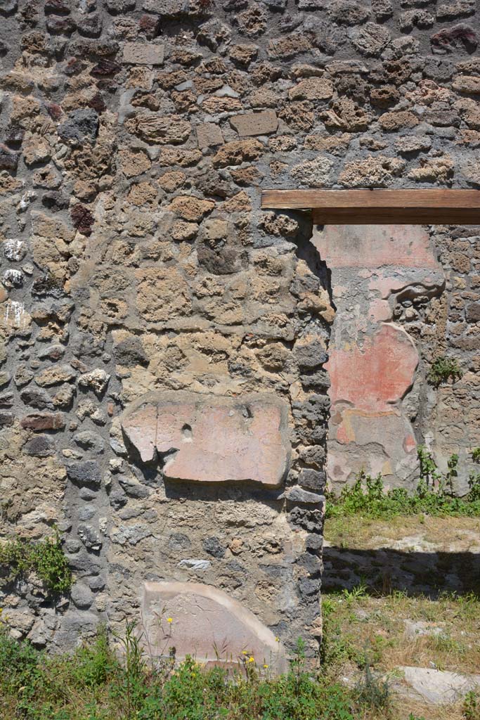 IX.5.14 Pompeii. May 2017. Peristyle “k”, north-east corner, west side of doorway to room “L”.
Foto Christian Beck, ERC Grant 681269 DÉCOR.