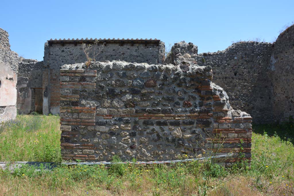 IX.5.14 Pompeii. May 2017. Peristyle “k”, detail of wall on east portico, between atrium “b”, on left, and room “m”, on right.
Foto Christian Beck, ERC Grant 681269 DÉCOR.