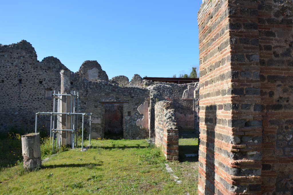 IX.5.14 Pompeii. March 2017.  Peristyle “k”, looking north along east portico, from room “n”, on right.
Foto Christian Beck, ERC Grant 681269 DÉCOR.