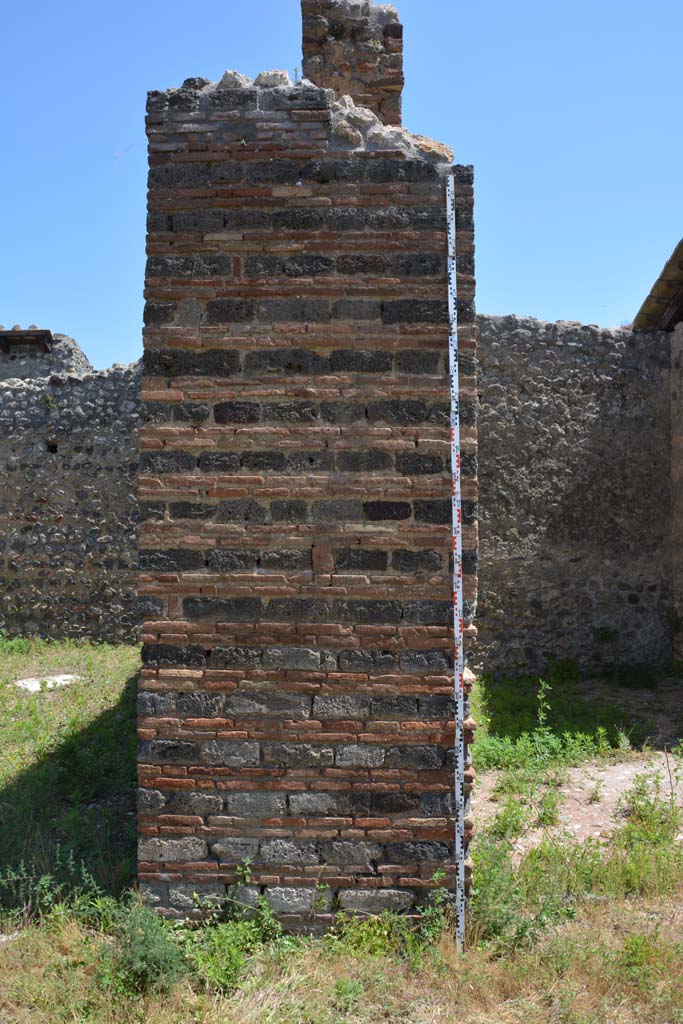 IX.5.14 Pompeii. May 2017. Peristyle “k”, pilaster between rooms “m” and “n”, on east portico.
Foto Christian Beck, ERC Grant 681269 DÉCOR.