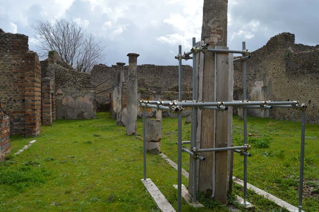 IX.5.14 Pompeii. March 2018. Portico “k”, looking south along east side.
Foto Taylor Lauritsen, ERC Grant 681269 DÉCOR.