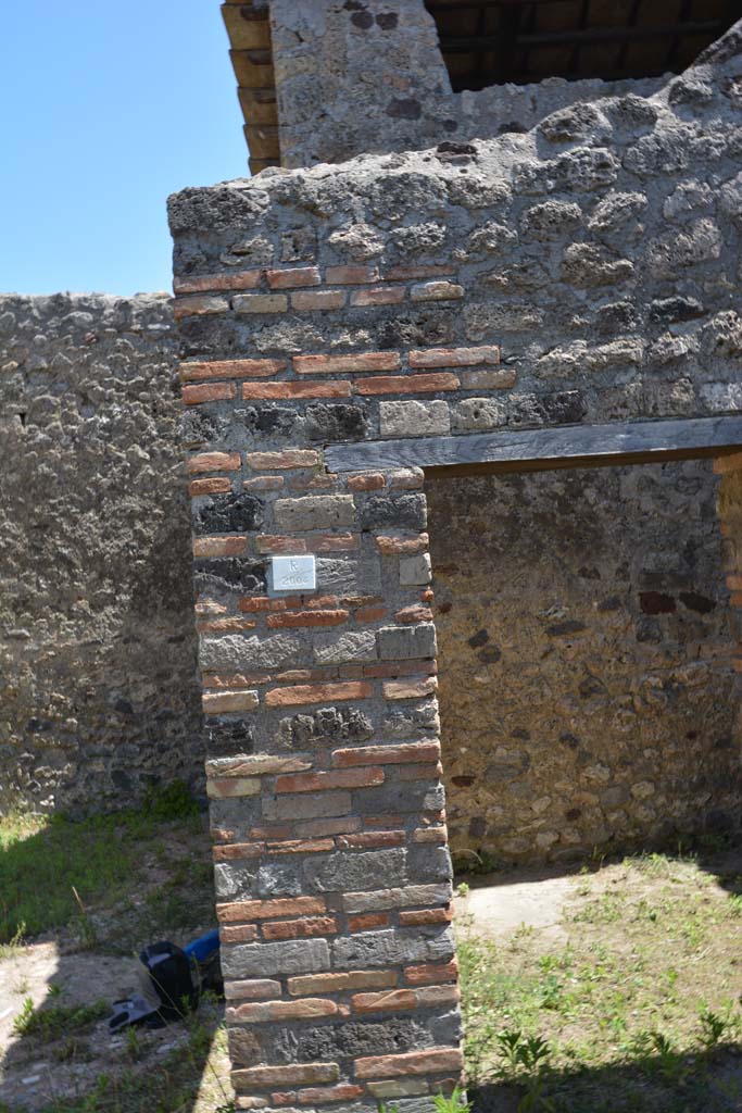 IX.5.14 Pompeii. May 2017. 
Peristyle “k”, pilaster between room “n” and “o” on east portico, (Restored 2004).
Foto Christian Beck, ERC Grant 681269 DÉCOR.
