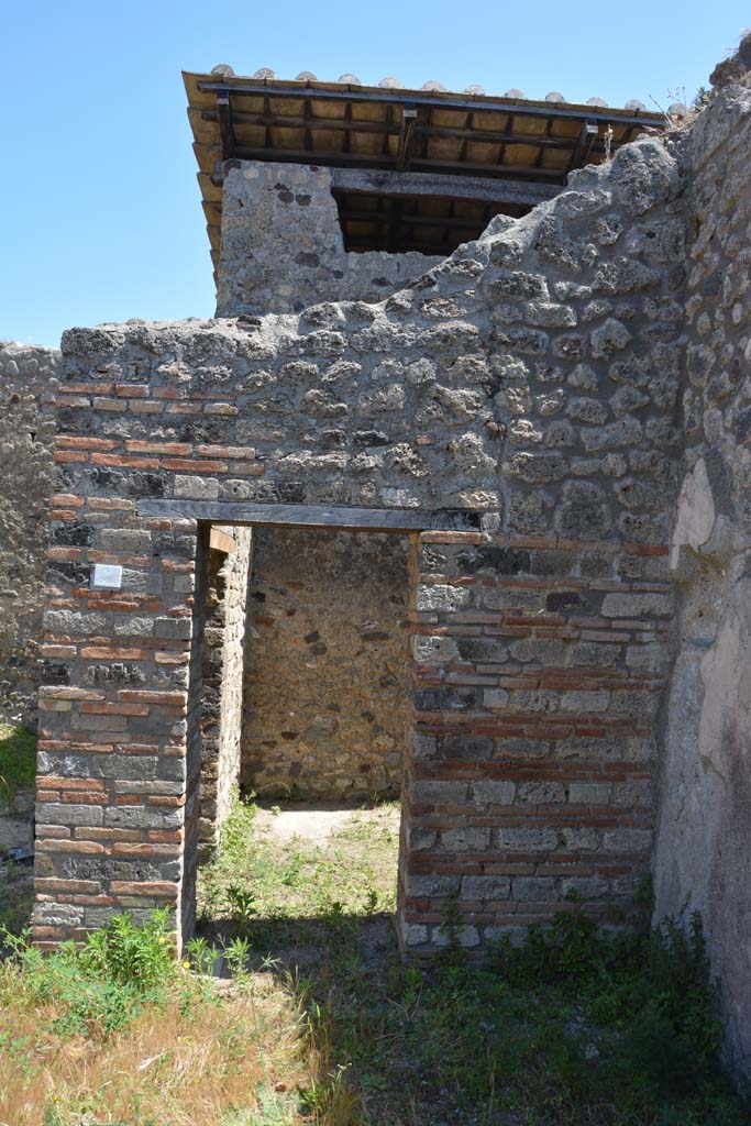 IX.5.14 Pompeii. May 2017. 
Peristyle “k”, doorway to room “o” in south-east corner of east portico.
Foto Christian Beck, ERC Grant 681269 DÉCOR.