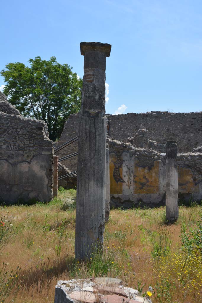 IX.5.14 Pompeii. May 2017. Peristyle “k”, looking south along east portico.
Foto Christian Beck, ERC Grant 681269 DÉCOR.