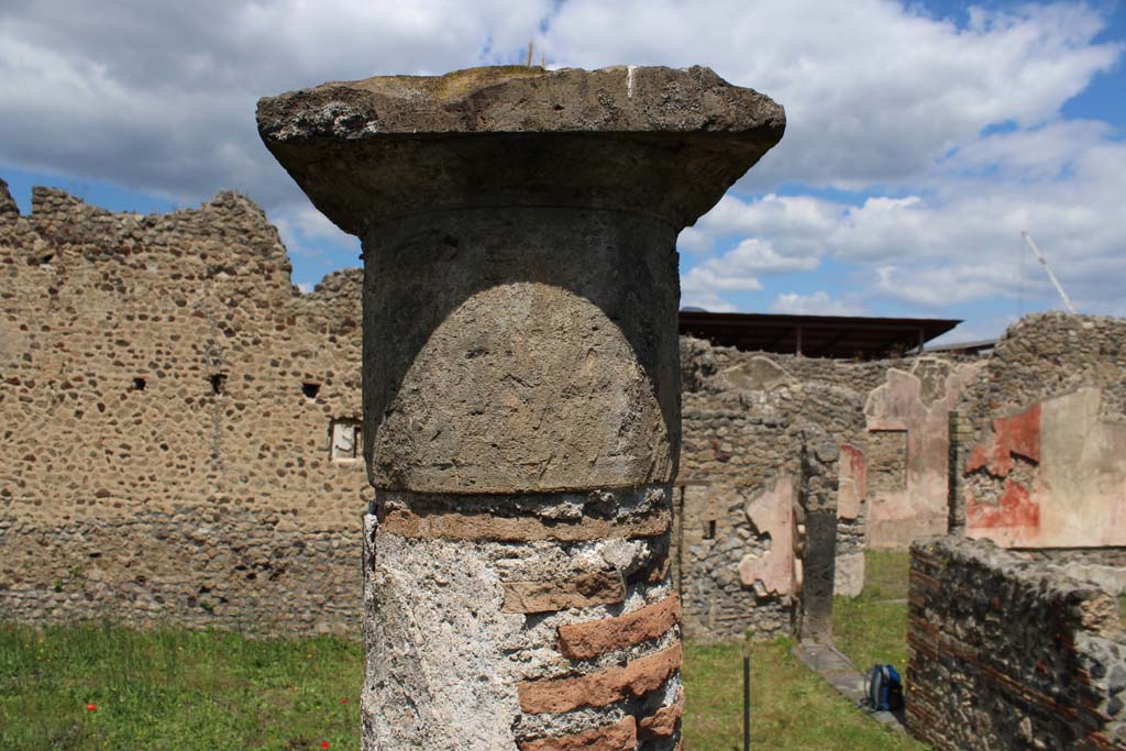 IX.5.14 Pompeii. May 2019. Room “k”, looking north towards column across peristyle.
Foto Christian Beck, ERC Grant 681269 DÉCOR.
