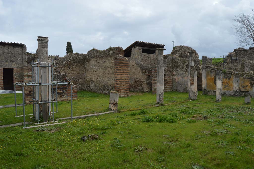 IX.5.14 Pompeii. March 2018. Looking south-east towards rooms on east side of portico “k”.
Foto Taylor Lauritsen, ERC Grant 681269 DÉCOR.