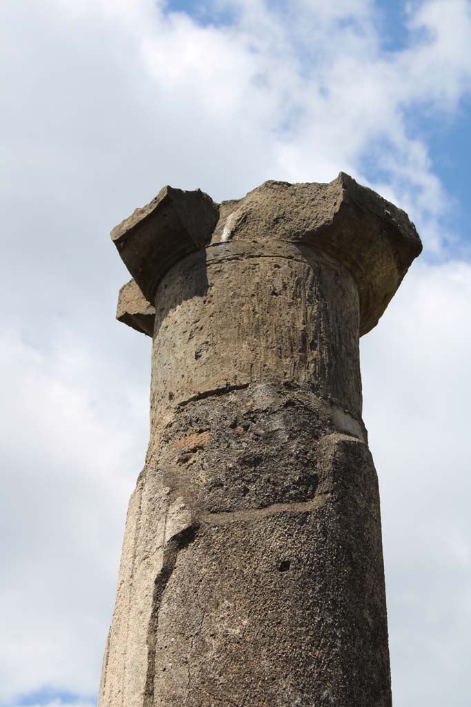 IX.5.14 Pompeii. May 2019. Room “k”, detail from top of column on south portico. 
Foto Christian Beck, ERC Grant 681269 DÉCOR.