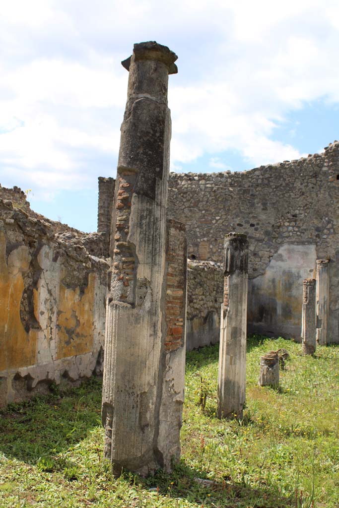 IX.5.14 Pompeii. May 2019. Room “k”, looking west towards columns along south portico.
Foto Christian Beck, ERC Grant 681269 DÉCOR.