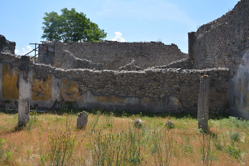 IX.5.14 Pompeii. May 2017. Peristyle “k”, looking along south wall towards south-west corner, on right.
Foto Christian Beck, ERC Grant 681269 DÉCOR.