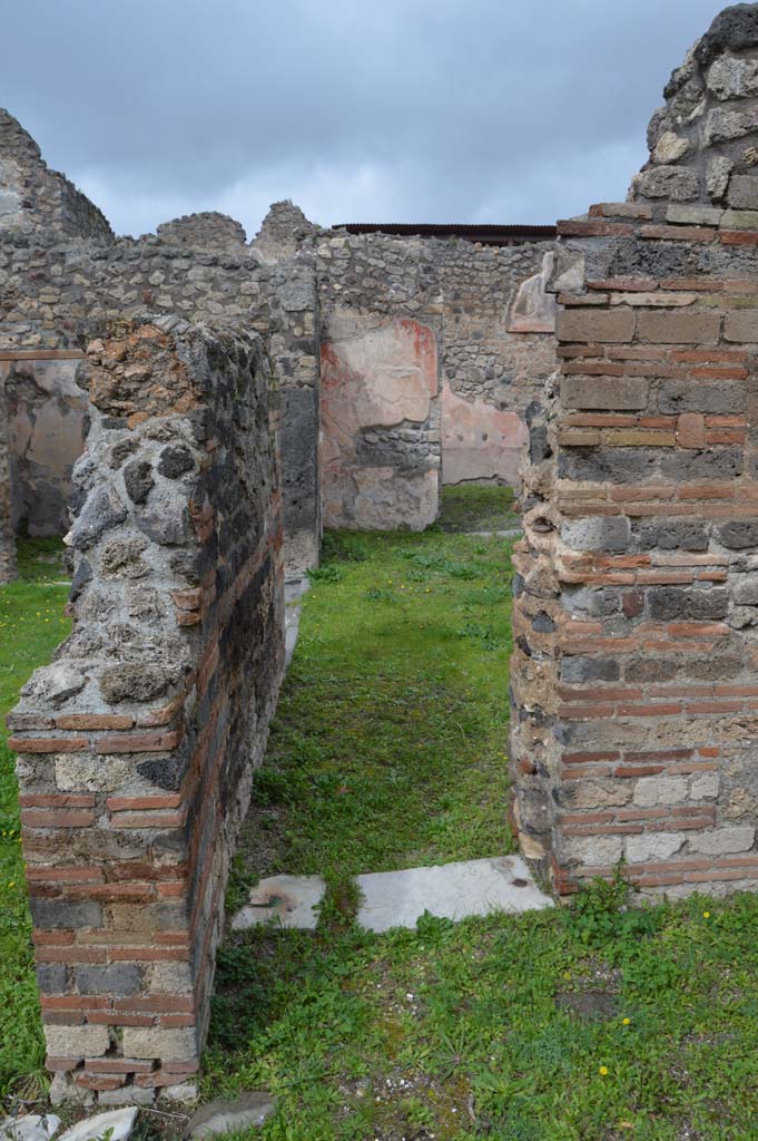 IX.5.14 Pompeii. March 2018. Looking through doorway in north wall in room “m”, towards atrium
Foto Taylor Lauritsen, ERC Grant 681269 DÉCOR.