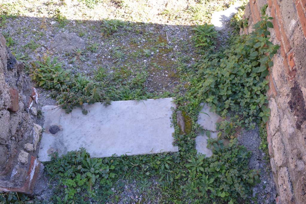 IX.5.14 Pompeii. May 2017. Room “b”, south-west corner of atrium, threshold of doorway into room “m”. 
Foto Christian Beck, ERC Grant 681269 DÉCOR.