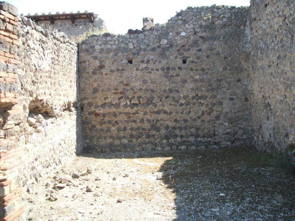 IX.5.14 Pompeii. May 2005. Room “m”, large exedra or triclinium, on east side of peristyle.
This room had remains of a floor of white mosaics arranged in an oblique pattern: in the room the threshold with a pattern of meanders emphasised the wide opening towards the peristyle.