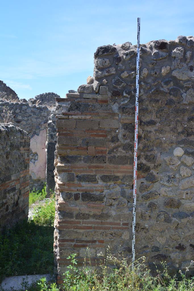 IX.5.14 Pompeii. May 2017. 
Room “m”, detail of north wall at west end, with doorway to atrium “b”, on left.
Foto Christian Beck, ERC Grant 681269 DÉCOR.