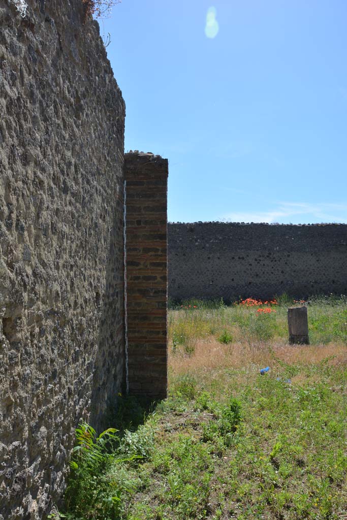 IX.5.14 Pompeii. May 2017. 
Room “m”, looking west along south wall towards east portico of peristyle “k”.
Foto Christian Beck, ERC Grant 681269 DÉCOR.
