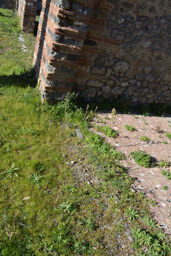IX.5.14 Pompeii. May 2017. Room “n”, looking north along line of doorway threshold.
Foto Christian Beck, ERC Grant 681269 DÉCOR.