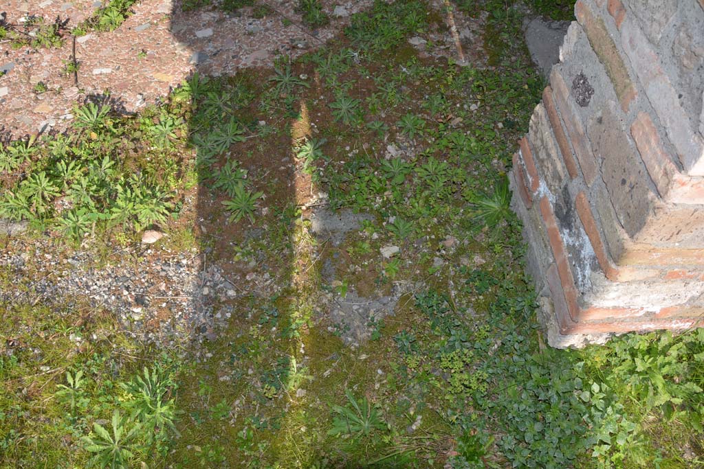 IX.5.14 Pompeii. May 2017. Room “n”, detail of doorway threshold near south end, looking east. 
Foto Christian Beck, ERC Grant 681269 DÉCOR.