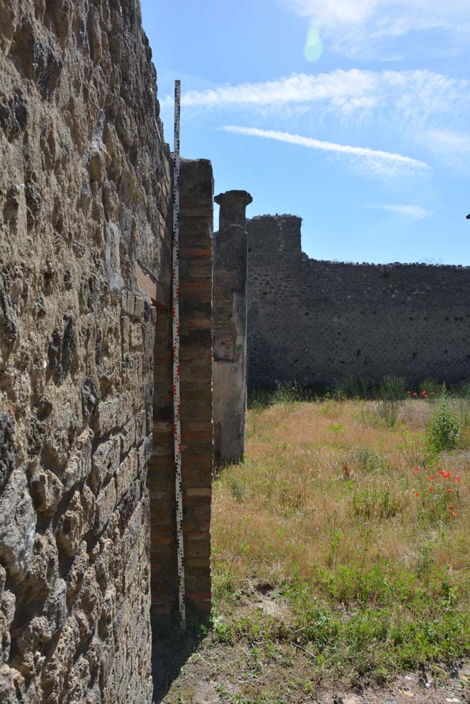 IX.5.14 Pompeii. May 2017. 
Room “n”, south wall, south-west corner, looking west across peristyle.
Foto Christian Beck, ERC Grant 681269 DÉCOR.