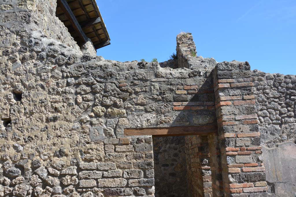 IX.5.14 Pompeii. May 2017. Room “n”, south wall, with doorway at west end into room “o”. 
Foto Christian Beck, ERC Grant 681269 DÉCOR.