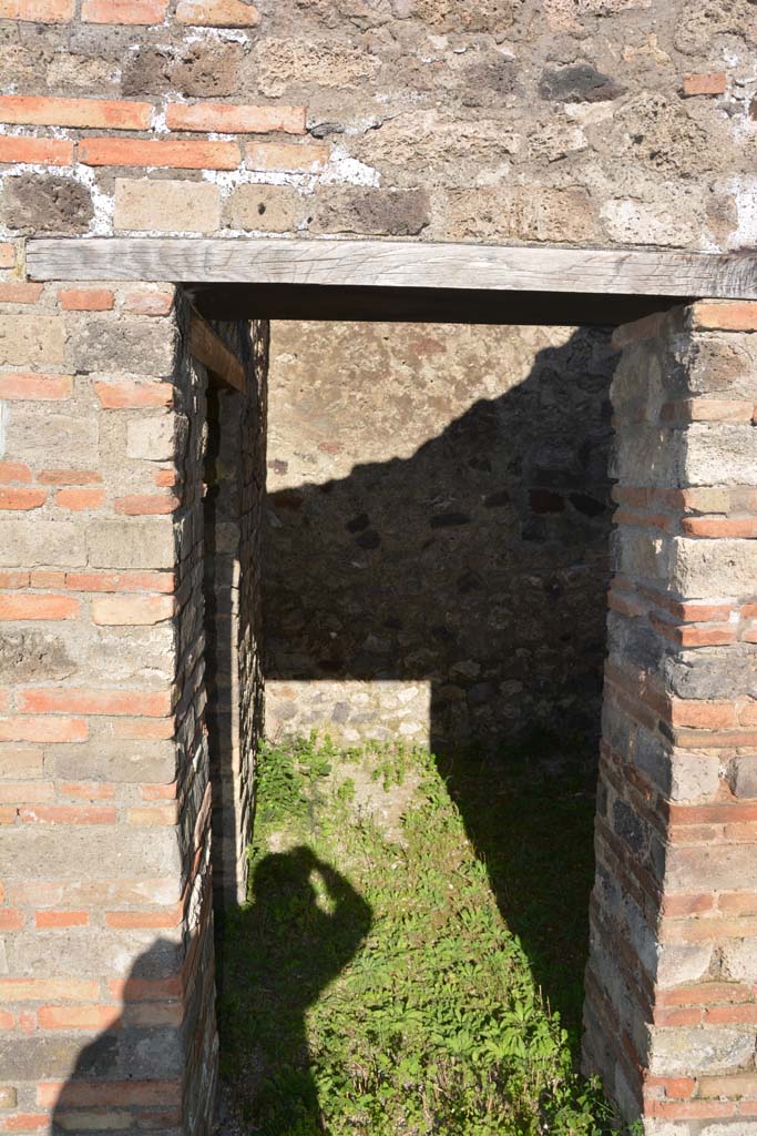 IX.5.14 Pompeii. May 2017. Room “o”, looking east through doorway from east portico “k”.
Foto Christian Beck, ERC Grant 681269 DÉCOR.