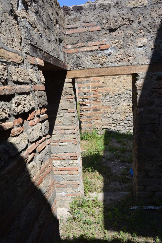IX.5.14 Pompeii. May 2017. Room “o”, north-west corner, with two doorways. 
The doorway on the left from the east portico, the doorway in the centre leads into room “n”.
Foto Christian Beck, ERC Grant 681269 DÉCOR.