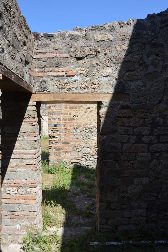 IX.5.14 Pompeii. May 2017. 
Room “o”, doorway in north wall in north-west corner, into room “n”.
Foto Christian Beck, ERC Grant 681269 DÉCOR.