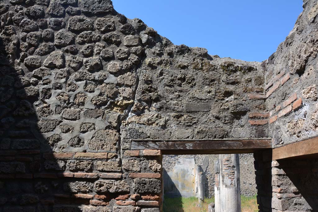 IX.5.14 Pompeii. May 2017. Room “o”, looking towards upper west wall, with doorway to east portico of peristyle “k”.
Foto Christian Beck, ERC Grant 681269 DÉCOR.