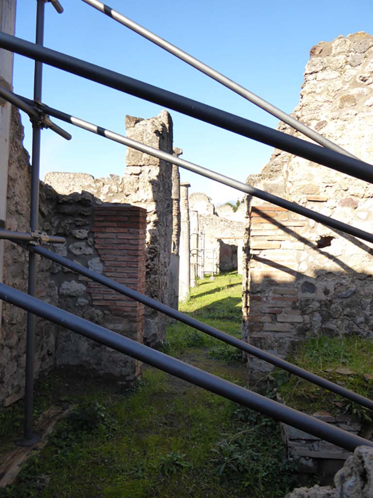 IX.5.16 Pompeii. January 2017. 
Kitchen “q”, looking north, across corridor “p” to doorway from servants’ area towards east portico.
Foto Annette Haug, ERC Grant 681269 DÉCOR