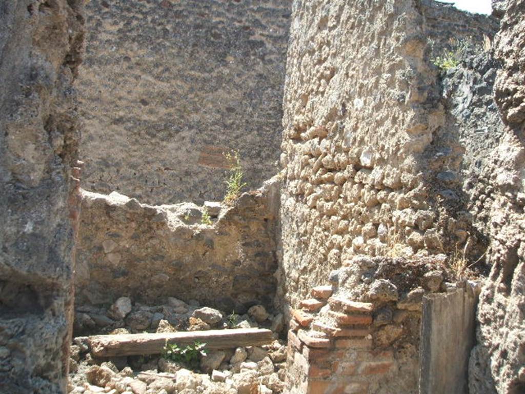 IX.5.14 Pompeii. May 2005. Looking south from doorway into room in servants area, in south-west corner.
IX.5.14 Pompeii. May 2005. Looking south from doorway into room “q”, kitchen in servants’ area.