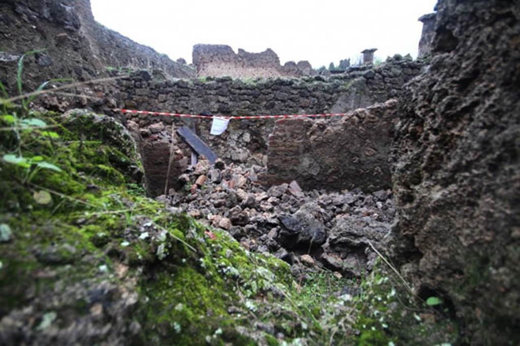 IX.5.14 Pompeii. December 2010. Looking north to doorway from room in servant’s area.