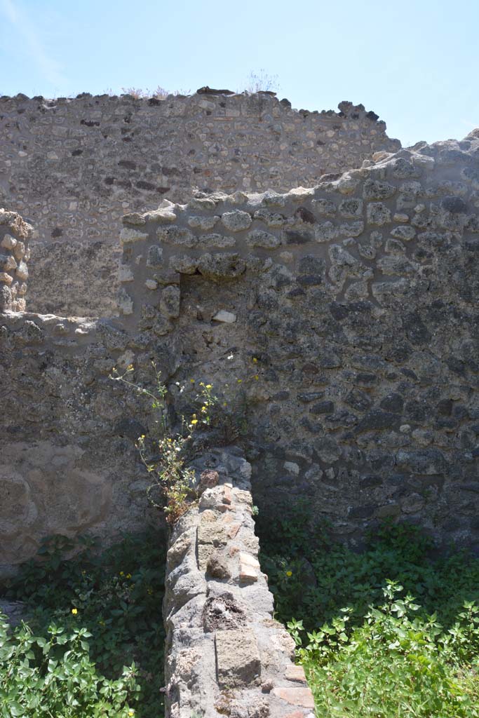IX.5.14 Pompeii. May 2017. Room “t”/”s”, looking south along dividing wall between rooms.
Foto Christian Beck, ERC Grant 681269 DÉCOR.
