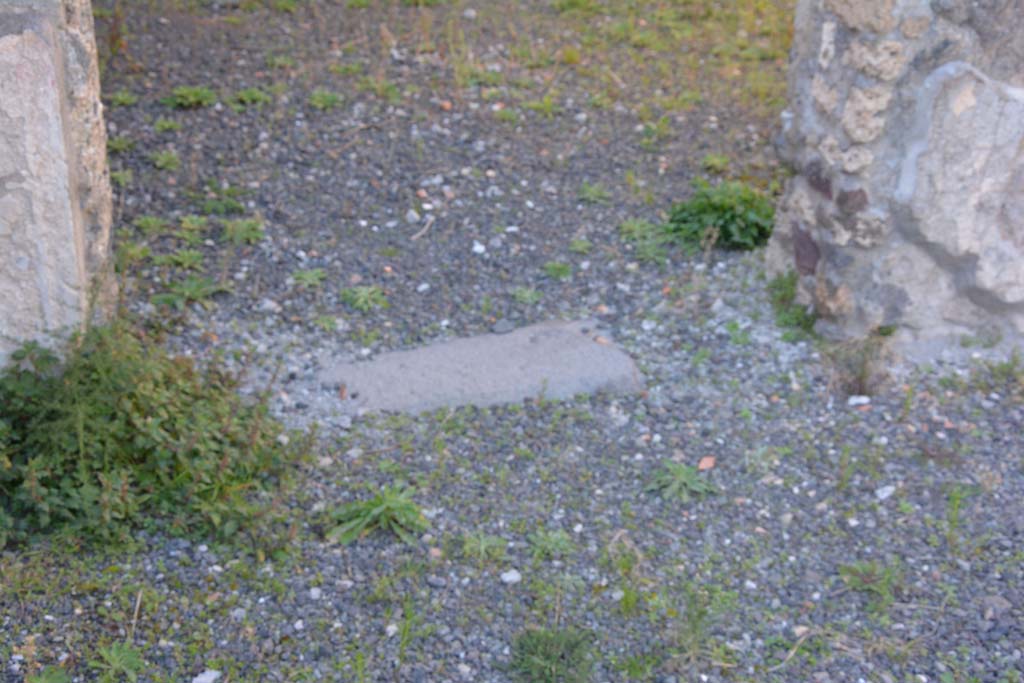 IX.5.14 Pompeii. March 2017.  Room “f”, looking towards remains of doorway threshold from atrium “b”.
Foto Christian Beck, ERC Grant 681269 DÉCOR.