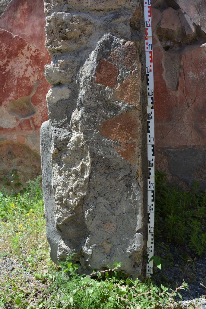 IX.5.14 Pompeii. May 2017. Room “f”, detail of west side of doorway.
Foto Christian Beck, ERC Grant 681269 DÉCOR.