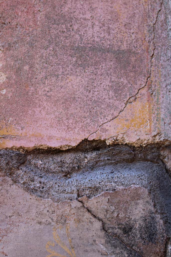 IX.5.14 Pompeii. May 2019. 
Room “f”, detail from north-east corner, between zoccolo and middle zone of wall.
Foto Christian Beck, ERC Grant 681269 DÉCOR.