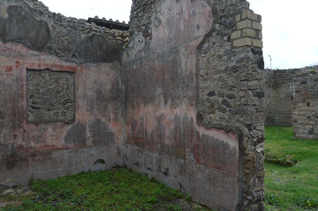 IX.5.14 Pompeii. March 2018. Triclinium “f”, looking towards east wall, on left, and south wall with doorway to atrium, on right.
Foto Taylor Lauritsen, ERC Grant 681269 DÉCOR.