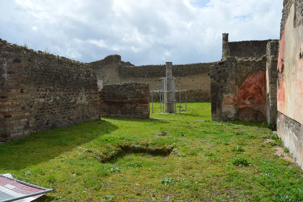 IX.5.14 Pompeii. March 2018. Looking west across impluvium in atrium towards portico “k”, with doorway to triclinium “f”, on right. 
Foto Taylor Lauritsen, ERC Grant 681269 DÉCOR.
