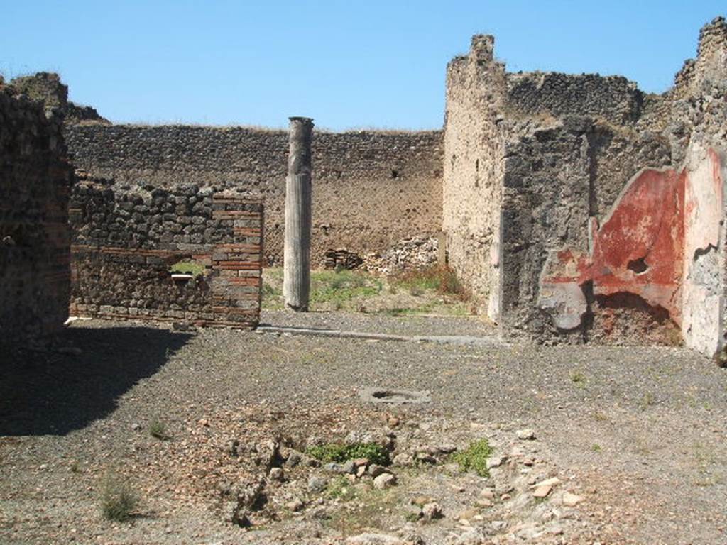 IX.5.14 Pompeii. May 2005. Looking west across impluvium in atrium towards the portico “k”.
On the right, the remains of the decorated walls in the north-west corner would have had a black zoccolo and middle zone with red panels.